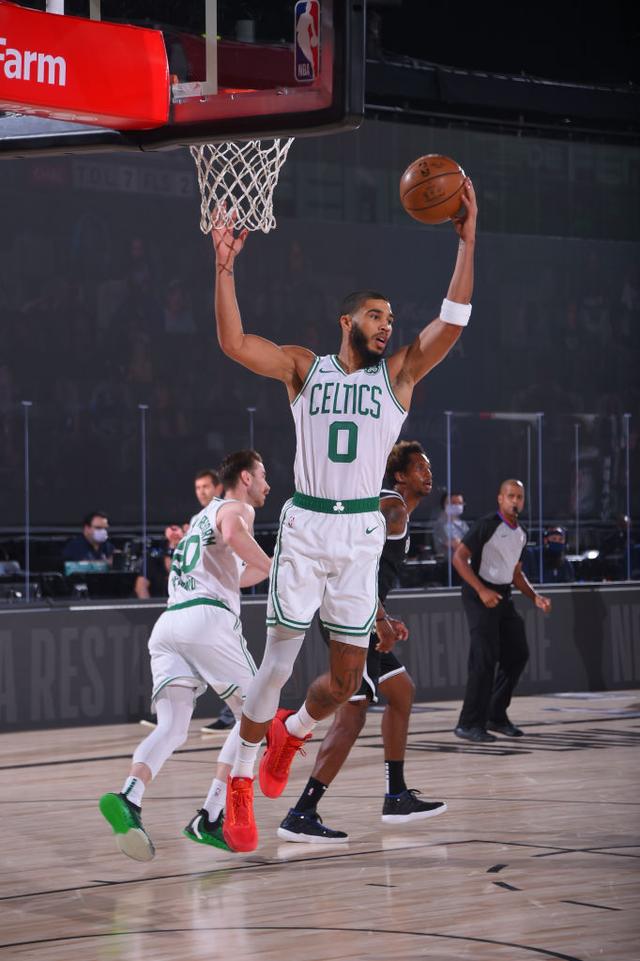 杨晨在谈话 杨晨在谈话